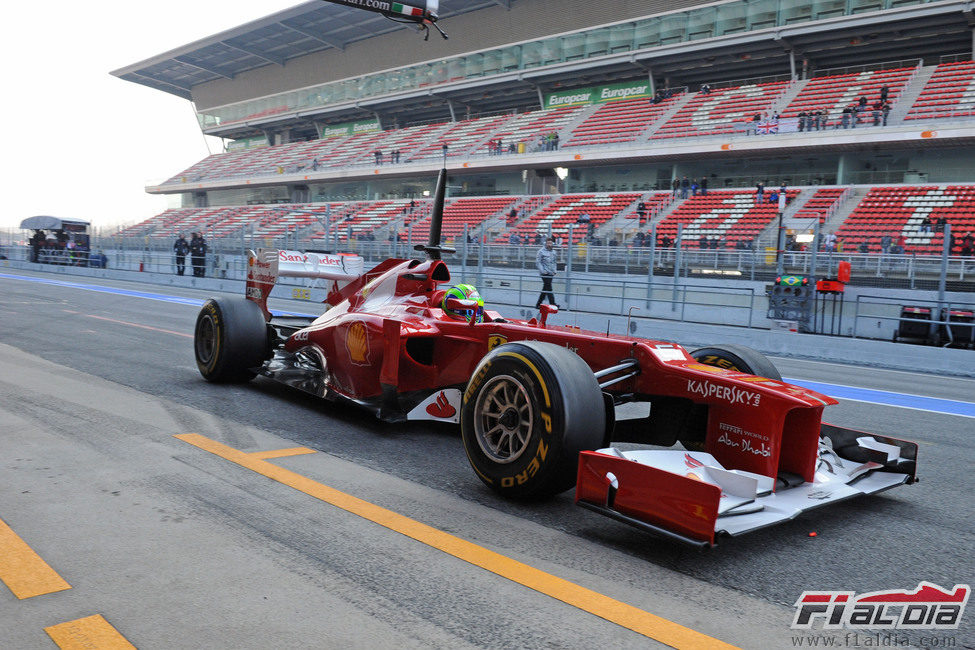 Felipe Massa parado en el 'pit-lane' con su F2012