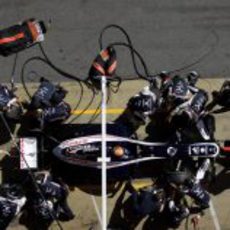 Pastor Maldonado hace una simulación de 'pit stop'