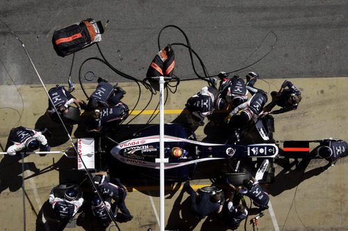 Pastor Maldonado hace una simulación de 'pit stop'