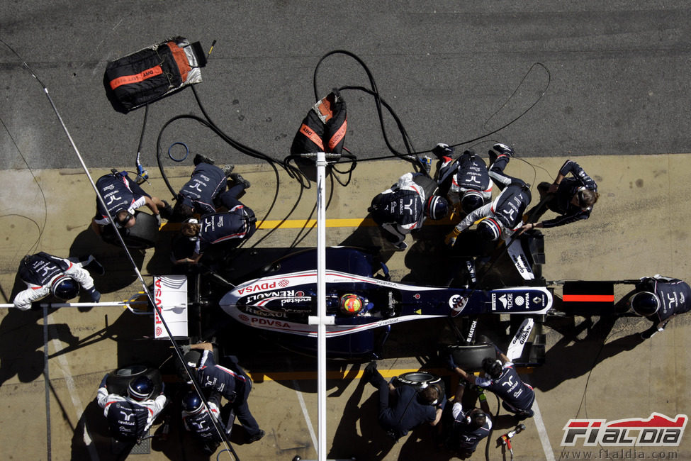 Pastor Maldonado hace una simulación de 'pit stop'