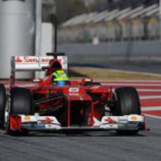 Felipe Massa saliendo del 'pit-lane' con su F2012