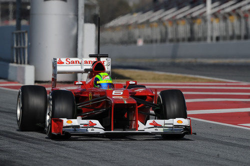 Felipe Massa saliendo del 'pit-lane' con su F2012