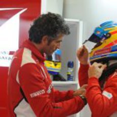 Edoardo Bendinelli ayudando a Fernando Alonso