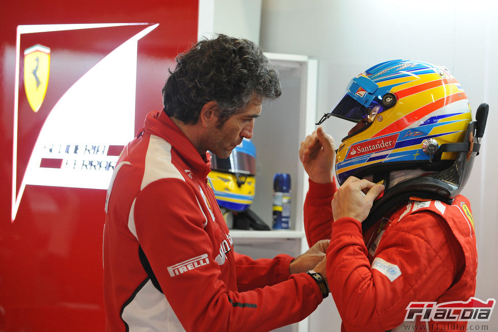 Edoardo Bendinelli ayudando a Fernando Alonso