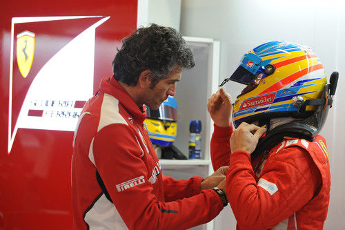 Edoardo Bendinelli ayudando a Fernando Alonso