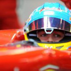 Fernando Alonso mirando por el retrovisor de su F2012