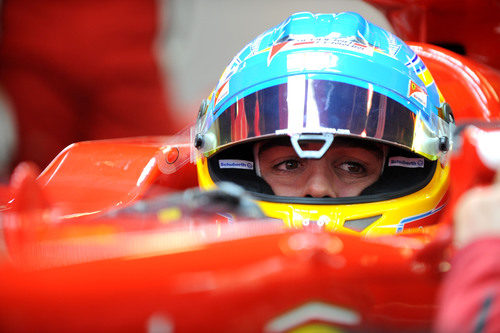 Fernando Alonso mirando por el retrovisor de su F2012