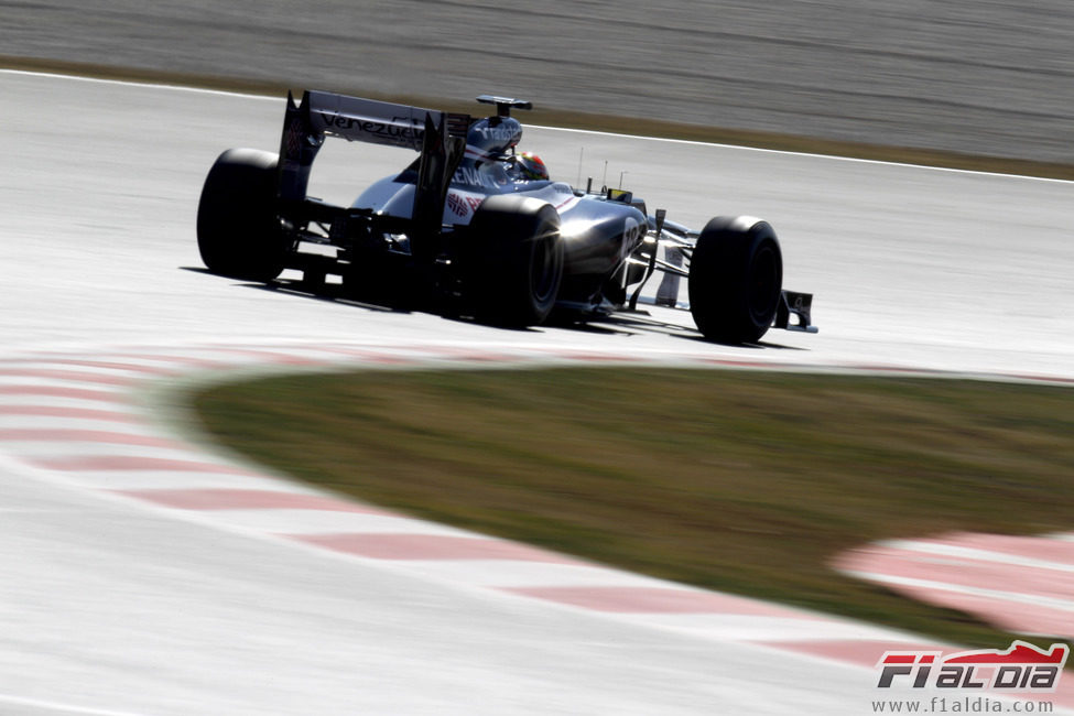 Pastor Maldonado sale de una curva con su FW34