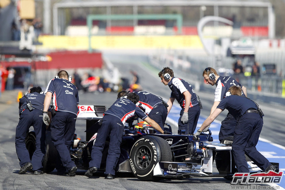 Los mecánicos entran el coche de Maldonado al garaje
