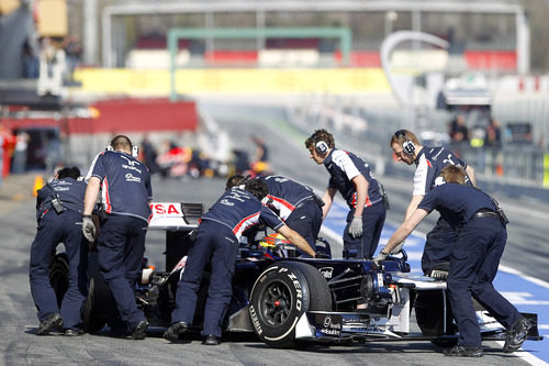 Los mecánicos entran el coche de Maldonado al garaje