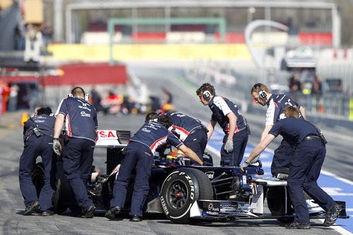 Los mecánicos entran el coche de Maldonado al garaje