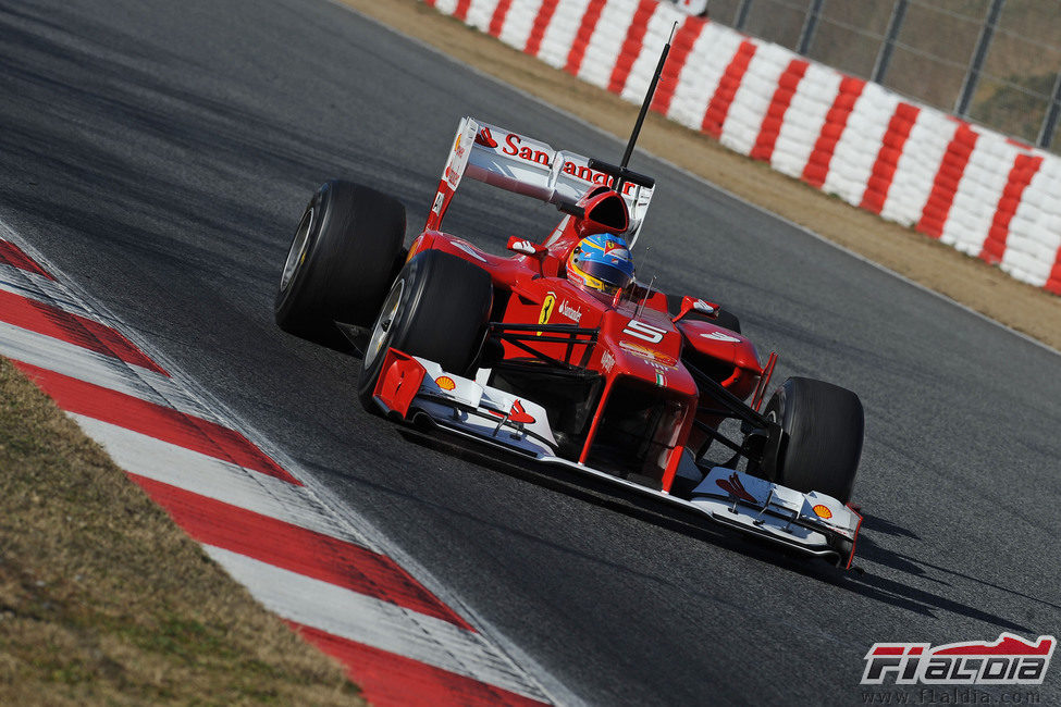 Fernando Alonso recogiendo datos con su F2012