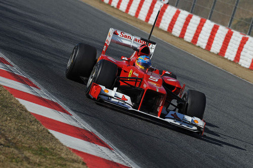 Fernando Alonso recogiendo datos con su F2012