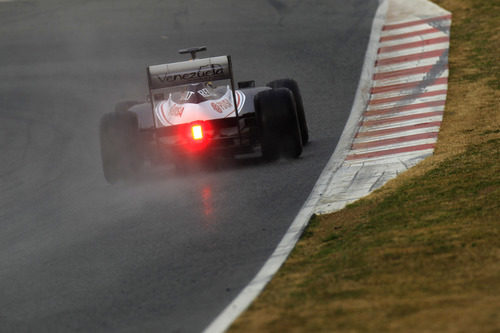 El coche de Bruno Senna visto desde atrás