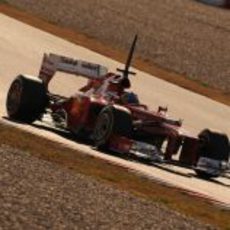 Fernando Alonso pilotando al atardecer el F2012