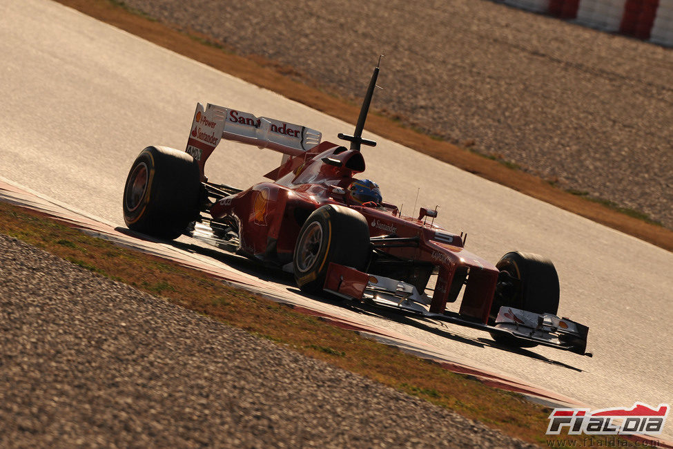 Fernando Alonso pilotando al atardecer el F2012