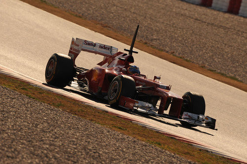 Fernando Alonso pilotando al atardecer el F2012