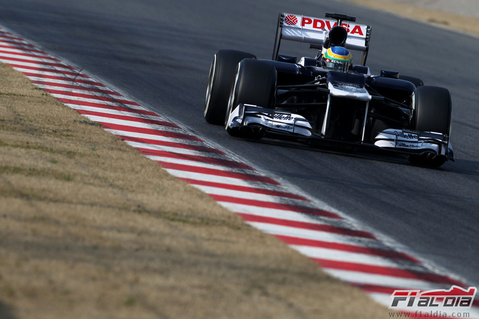 Bruno Senna avanza con su FW34 por una recta