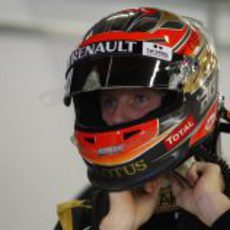 Romain Grosjean ajustándose el casco