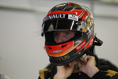 Romain Grosjean ajustándose el casco