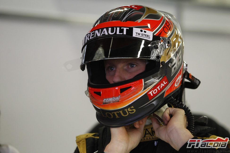 Romain Grosjean ajustándose el casco