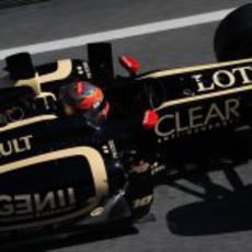 Romain Grosjean por el 'pit lane' con el E20