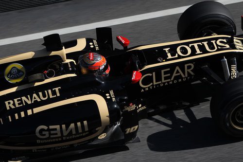 Romain Grosjean por el 'pit lane' con el E20