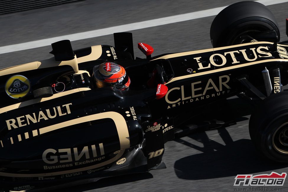 Romain Grosjean por el 'pit lane' con el E20