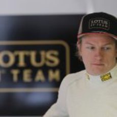 Kimi Räikkönen pensativo fuera del coche