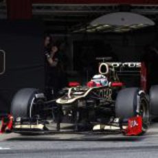 Kimi Räikkönen saliendo del 'pit lane' con el E20