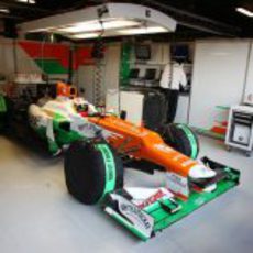 Di Resta dentro del garaje de Force India