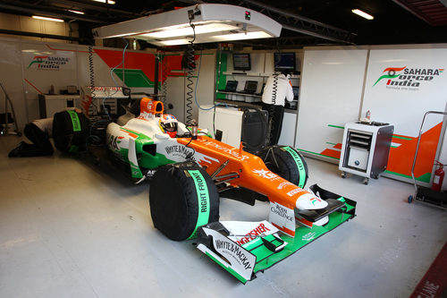 Di Resta dentro del garaje de Force India