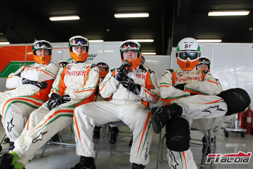 Los mecánicos del equipo Force India sentados en el 'box'