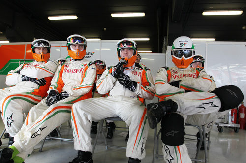 Los mecánicos del equipo Force India sentados en el 'box'