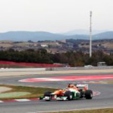 Nico Hülkenberg sale de una curva en Montmeló