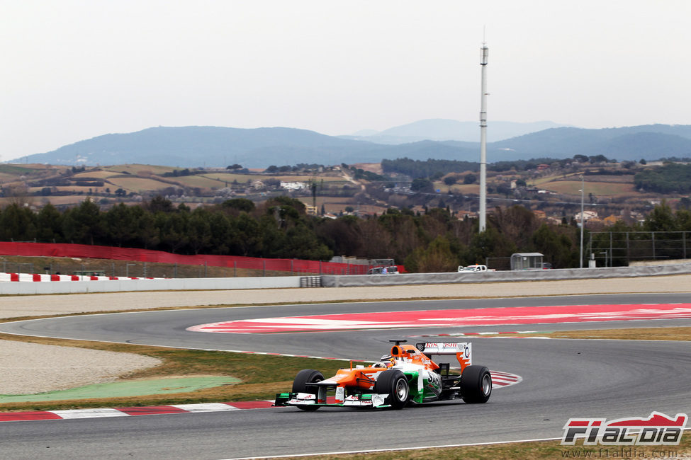 Nico Hülkenberg sale de una curva en Montmeló