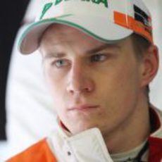 Hülkenberg se refugia de la lluvia en el 'box' del equipo