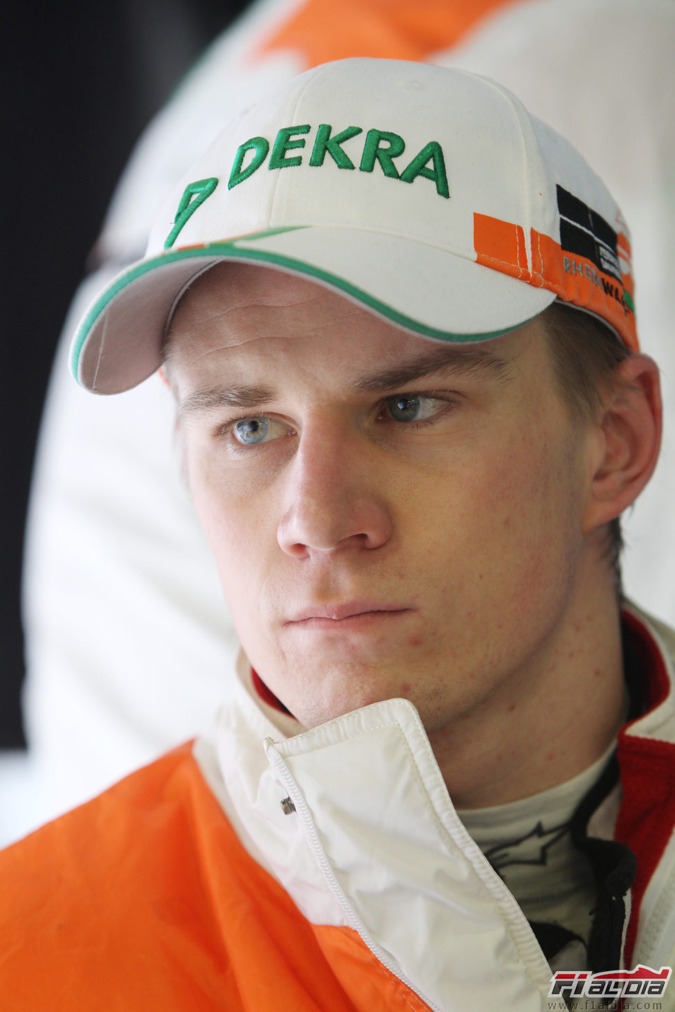 Hülkenberg se refugia de la lluvia en el 'box' del equipo