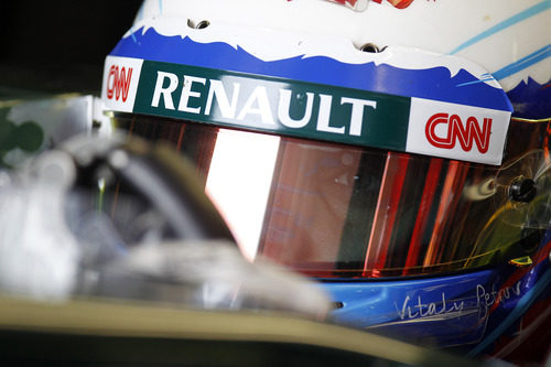 Vitaly Petrov en el cockpit del Caterham CT01