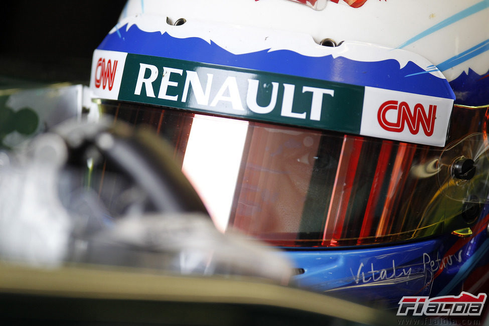 Vitaly Petrov en el cockpit del Caterham CT01