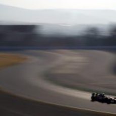 Vitaly Petrov en las primeras curvas del circuito de Montmeló