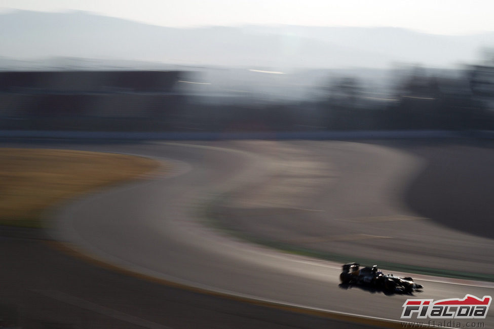 Vitaly Petrov en las primeras curvas del circuito de Montmeló