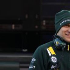 Vitaly Petrov sonriente durante los test de pretemporada en Barcelona