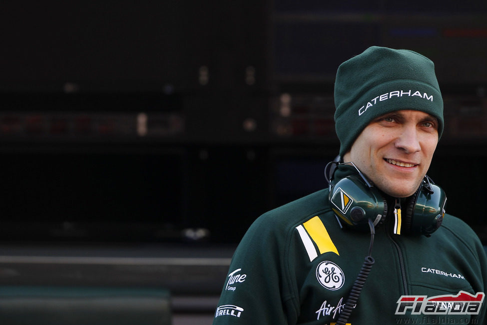 Vitaly Petrov sonriente durante los test de pretemporada en Barcelona