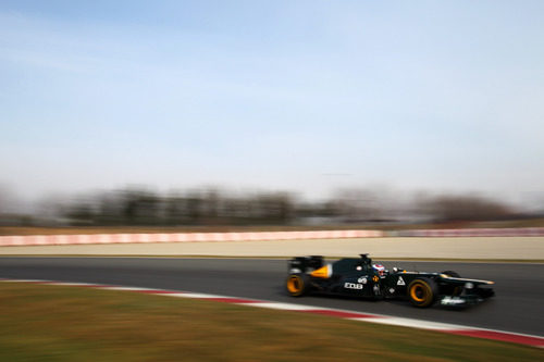 Vitaly Petrov rueda en Montmeló con el CT01