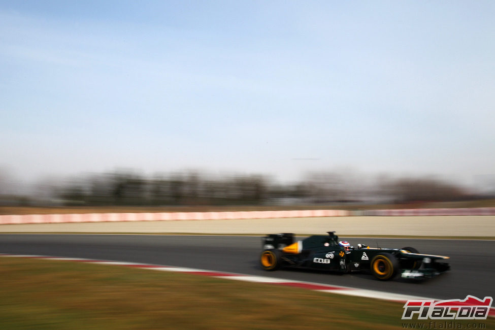 Vitaly Petrov rueda en Montmeló con el CT01