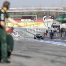 Vitaly Petrov en el pit-lane para una parada en boxes