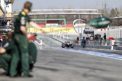 Vitaly Petrov en el pit-lane para una parada en boxes