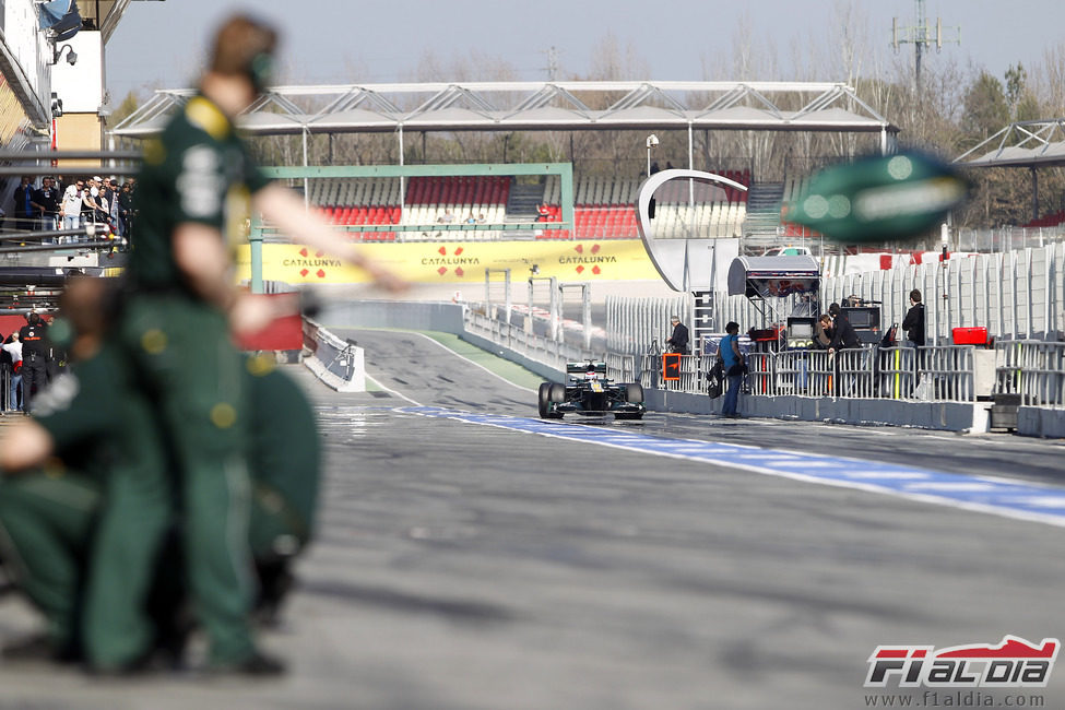 Vitaly Petrov en el pit-lane para una parada en boxes