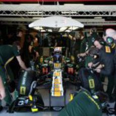 Vitaly Petrov en el box de Caterham durante los test de pretemporada en Barcelona